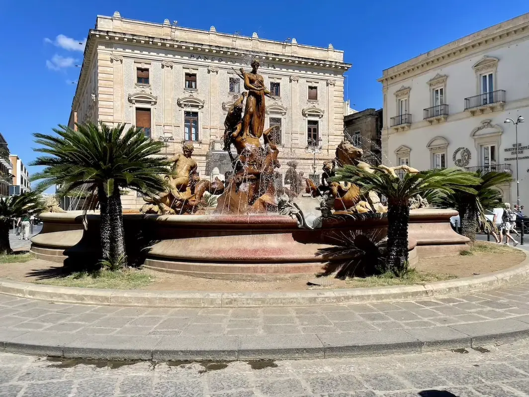 Artemisbrunnen auf der Piazza Archimedes in Syrakus