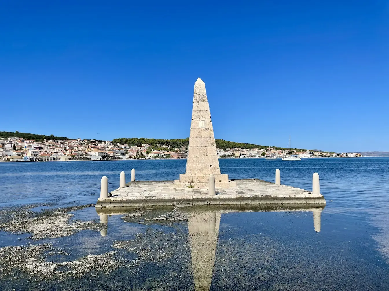 Obelisk auf der De-Bosset-Brücke in Argostóli