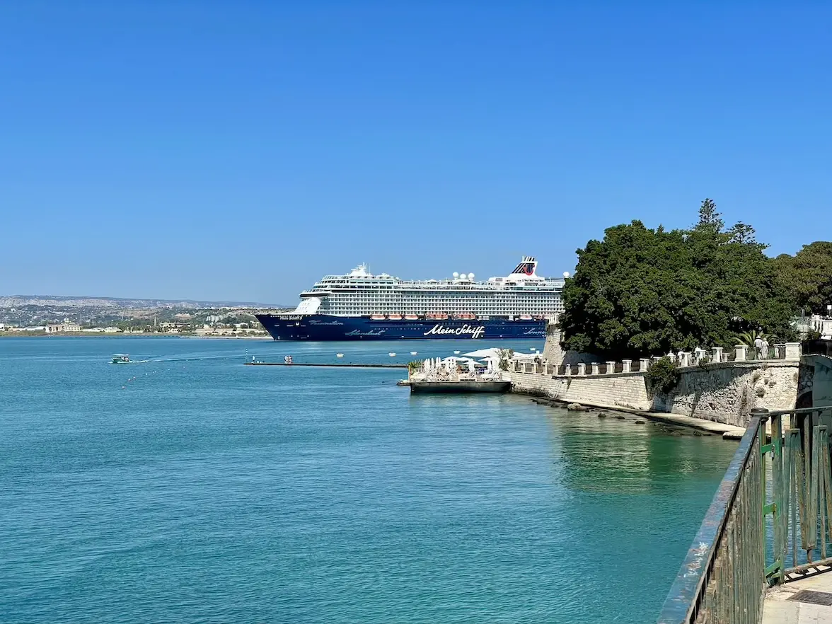 Promenade in Syrakus mit Blick auf das Schiff