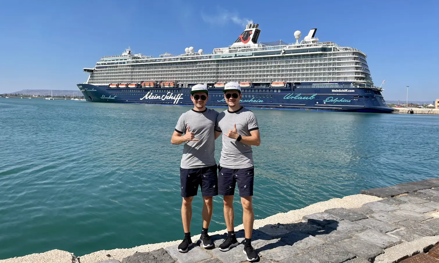 Tinz Twins vor der Mein Schiff 5 in Syrakus (Sizilien)