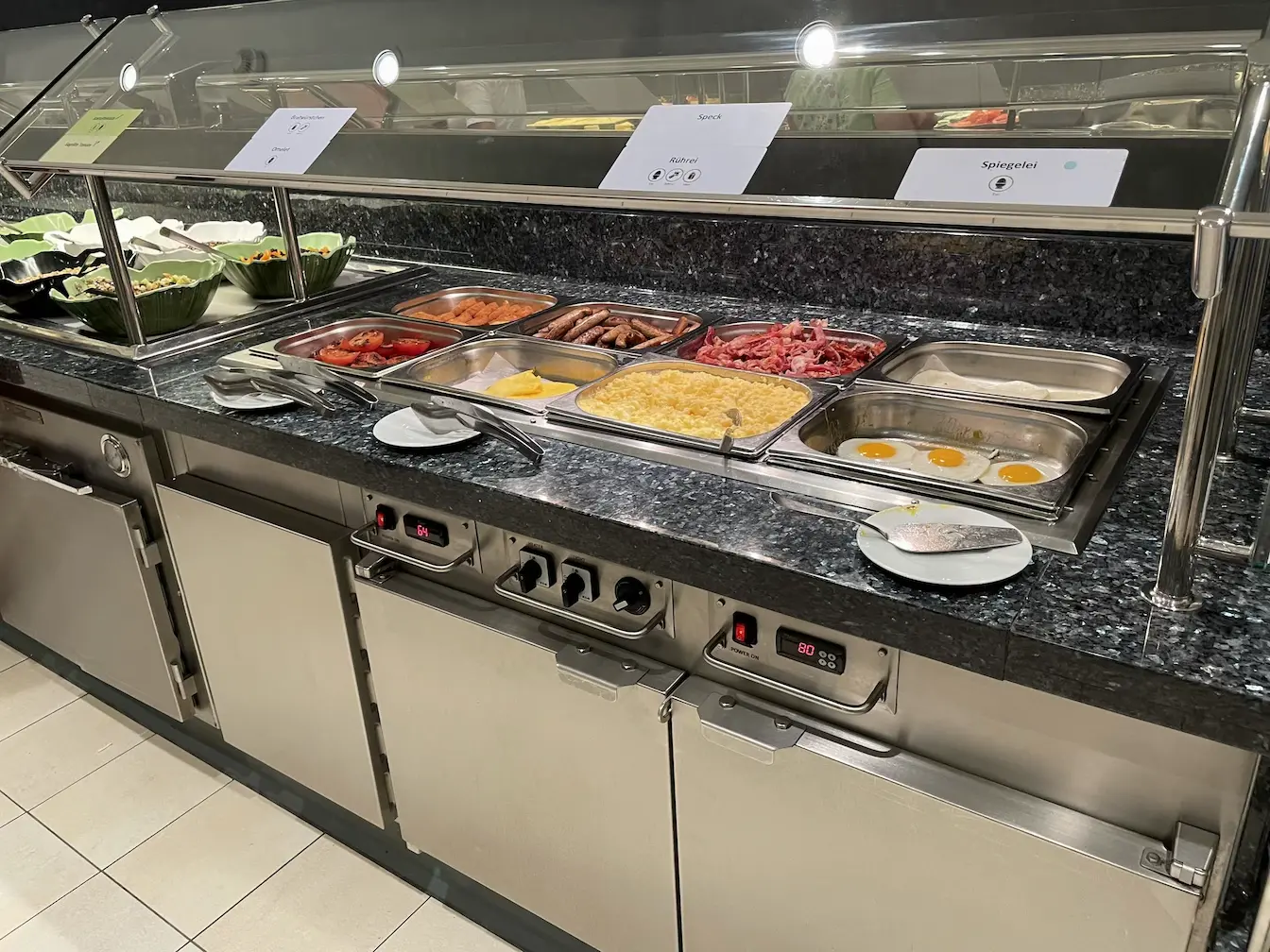 Vielfältige Auswahl (z.B. Spiegelei, Rührei und Speck) am Frühstücksbuffet im Atlantik Klassik