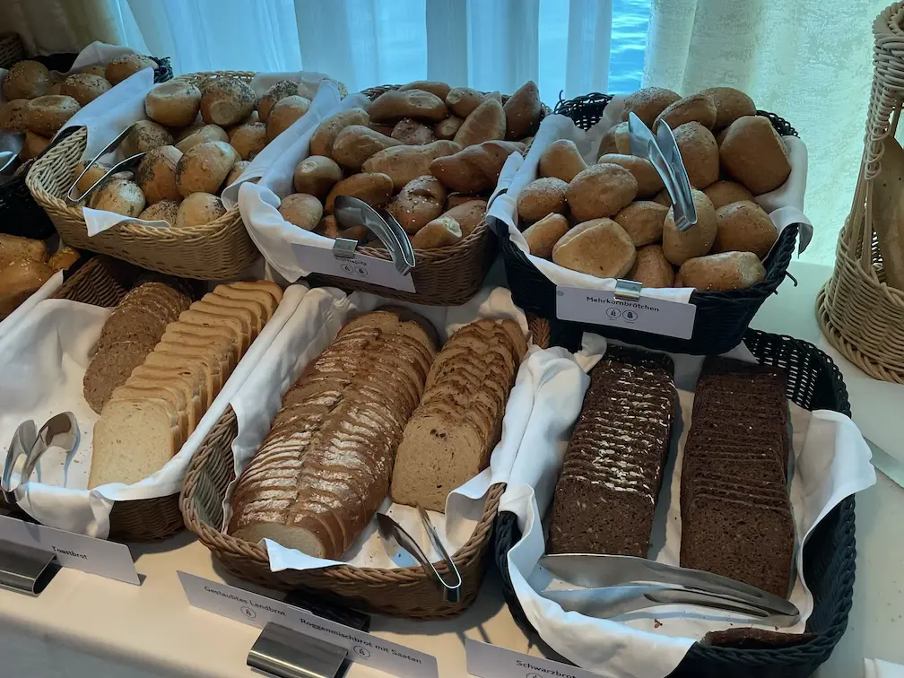 Frühstücksbuffet mit Brötchen- und Brotauswahl im Atlantik Klassik Restaurant