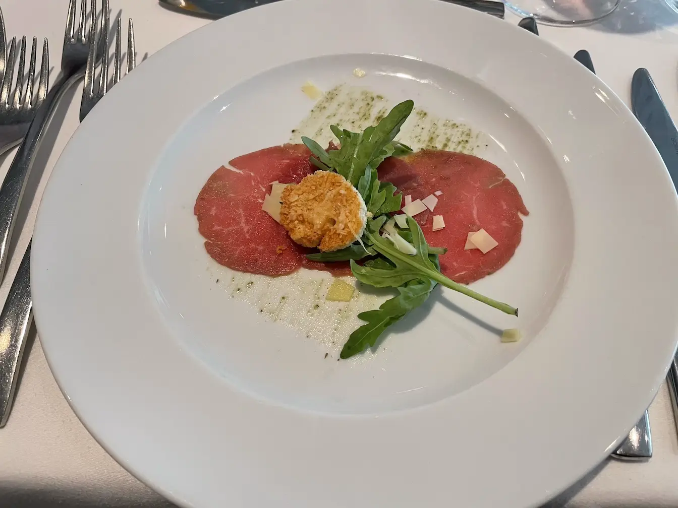 Carpaccio vom Rind mit Petersilienpesto und Bergkäse