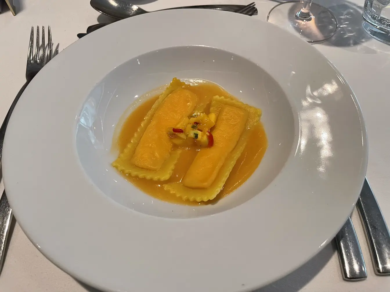 Hummerravioli mit Lobster-Bisque und Mangosalat
