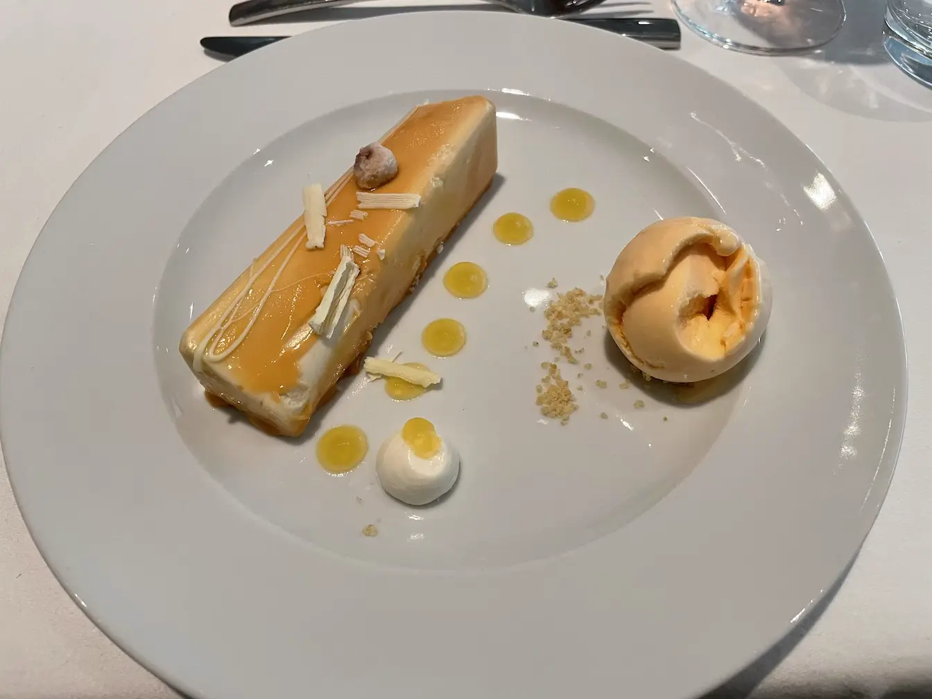 Milchkaramell-Schokoladen-Kuchen mit Meloneneis