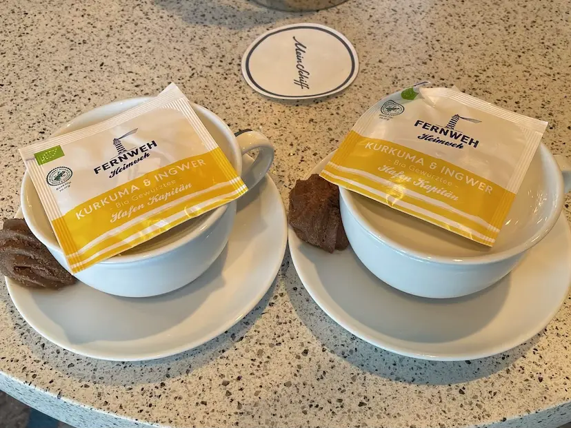 Ingwer-Kurkuma-Tee in der TUI Bar