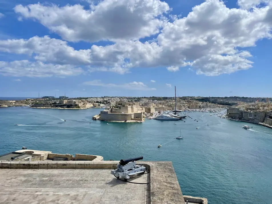 Panoramablick vom Upper Barrakka Garden auf die Three Cities in Malta