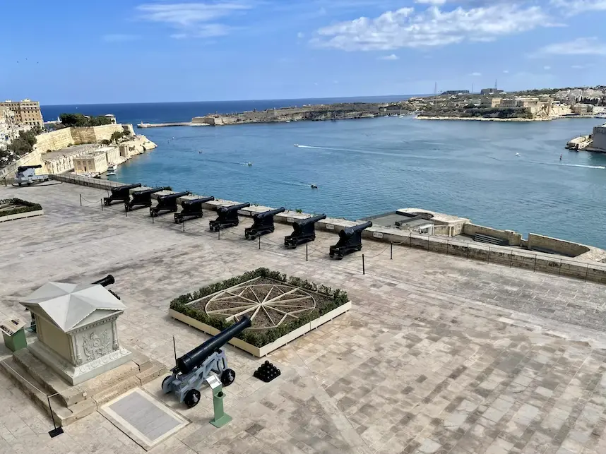 Salutkanonen der Saluting Battery unterhalb des Upper Barrakka Garden in Valletta