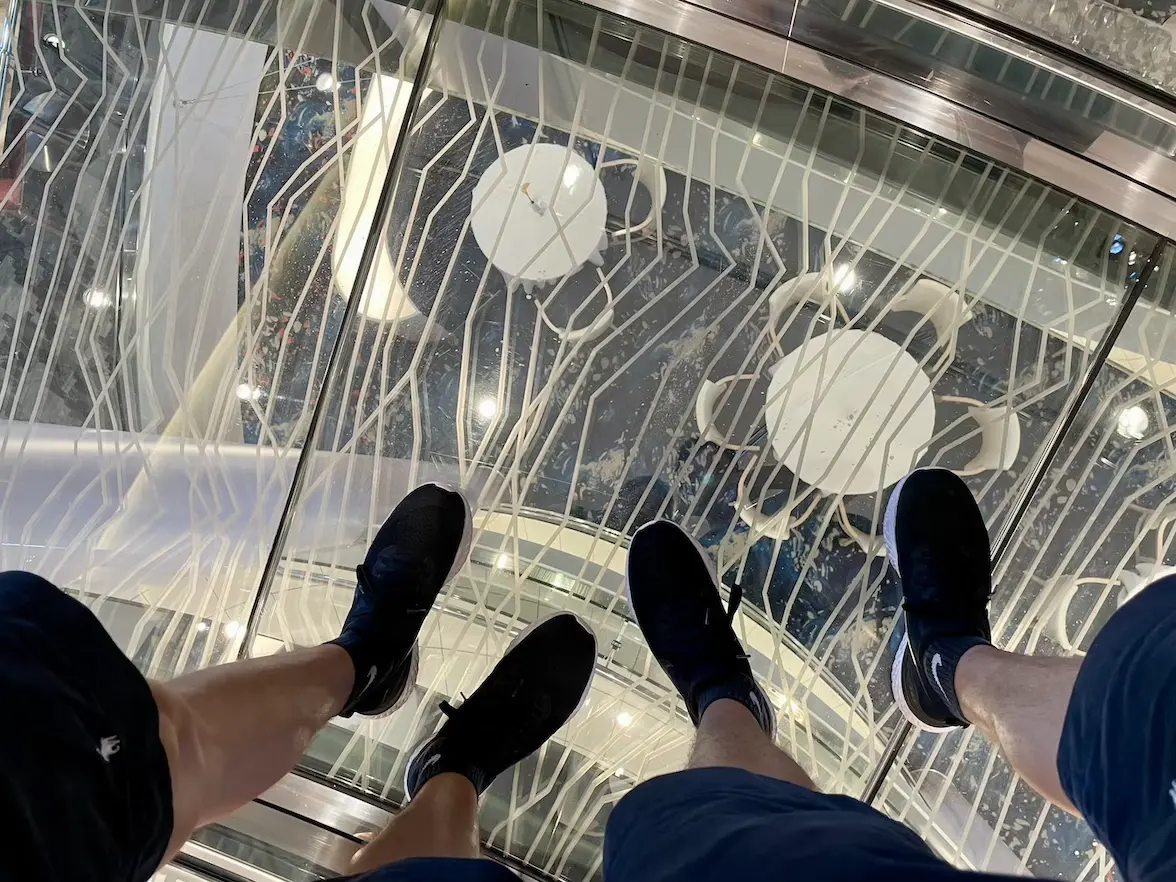Brücke mit Glasboden in der Schau Bar auf der Mein Schiff 6
