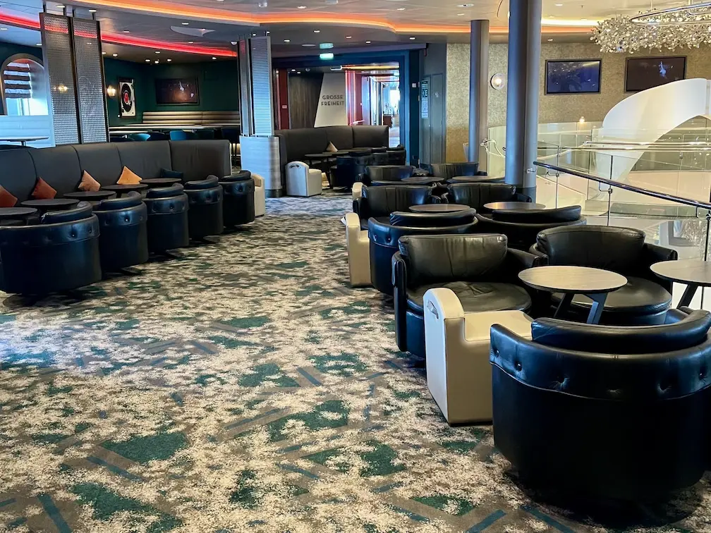 Gemütliche Sitzgelegenheiten in der Schau Bar auf der Mein Schiff 6