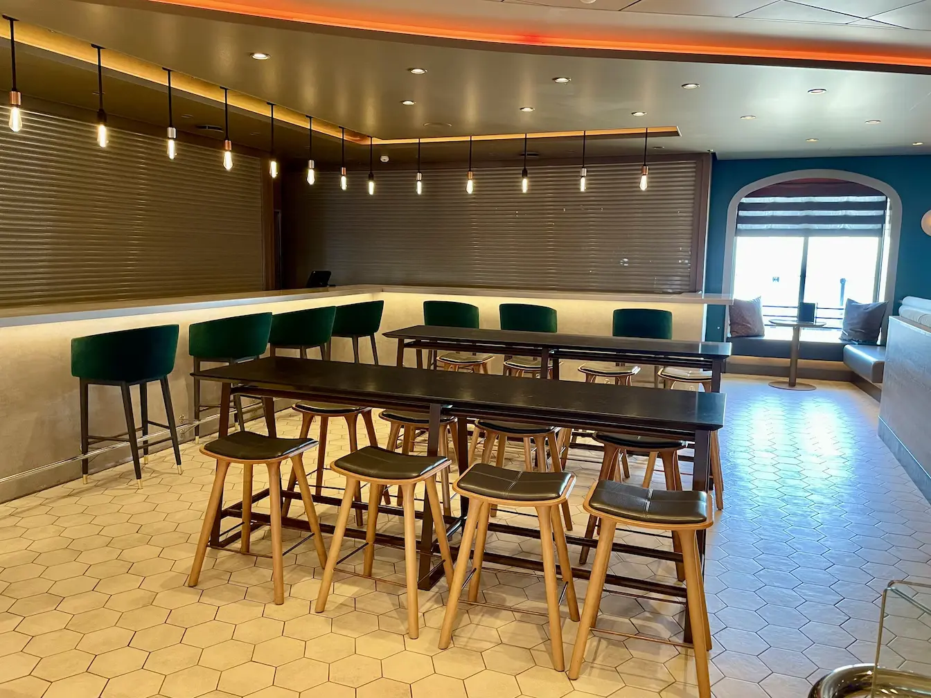 Die beleuchtete Theke der Schau Bar auf der Mein Schiff 6
