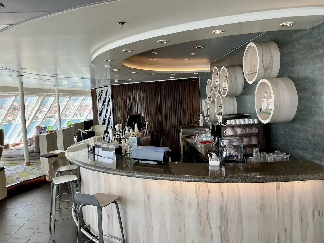 Die moderne Bar der Himmel & Meer Lounge auf der Mein Schiff 6
