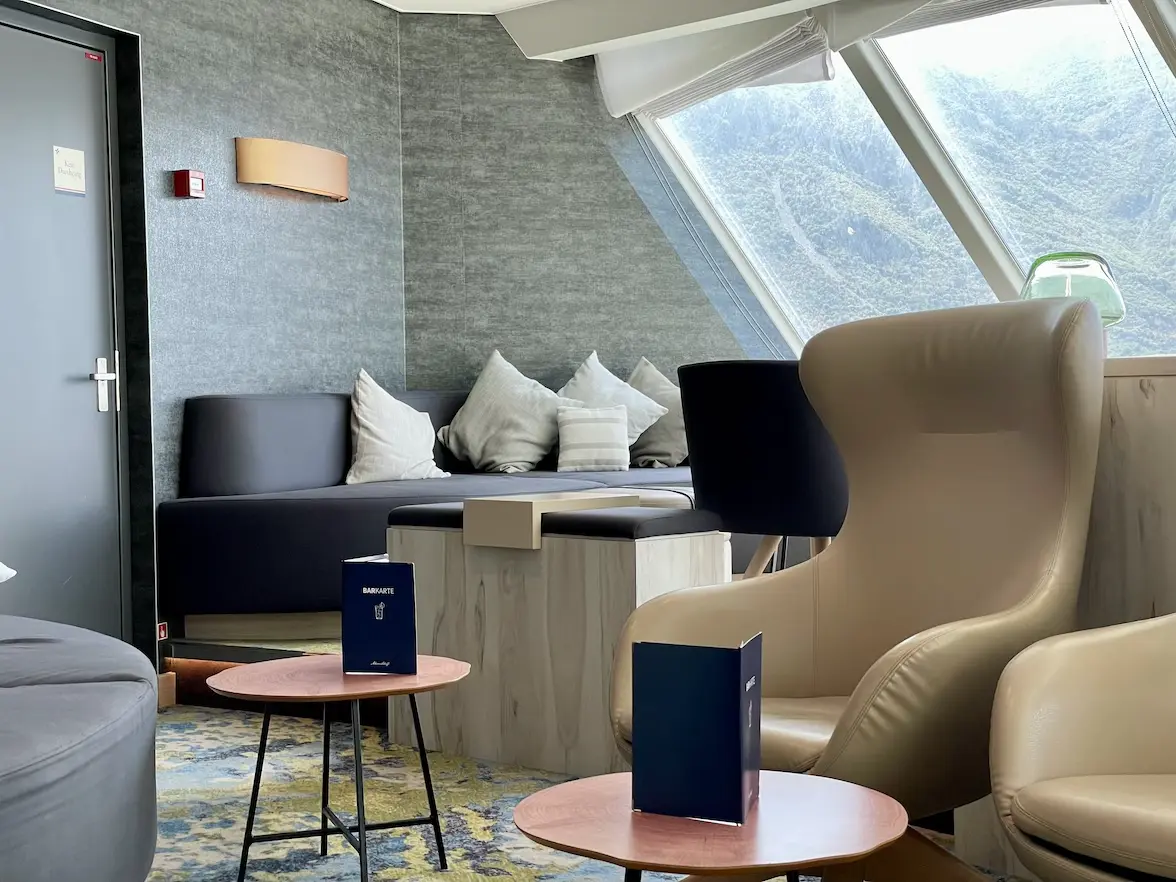 Gemütliche Sitzecke in der Himmel & Meer Lounge auf der Mein Schiff 6