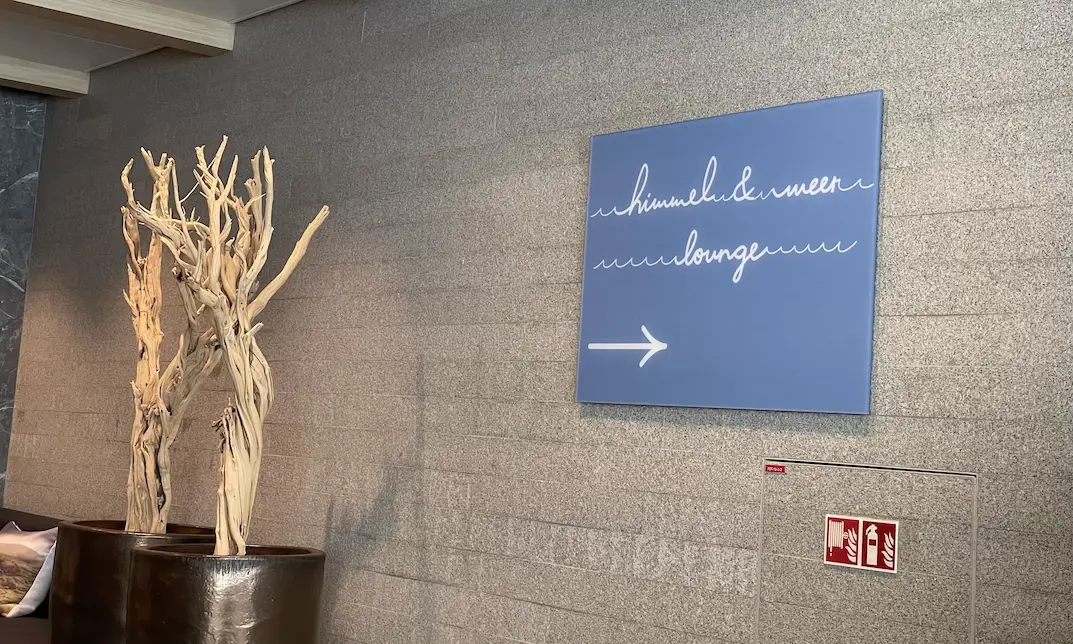 Schild der Himmel & Meer Lounge auf der Mein Schiff 6