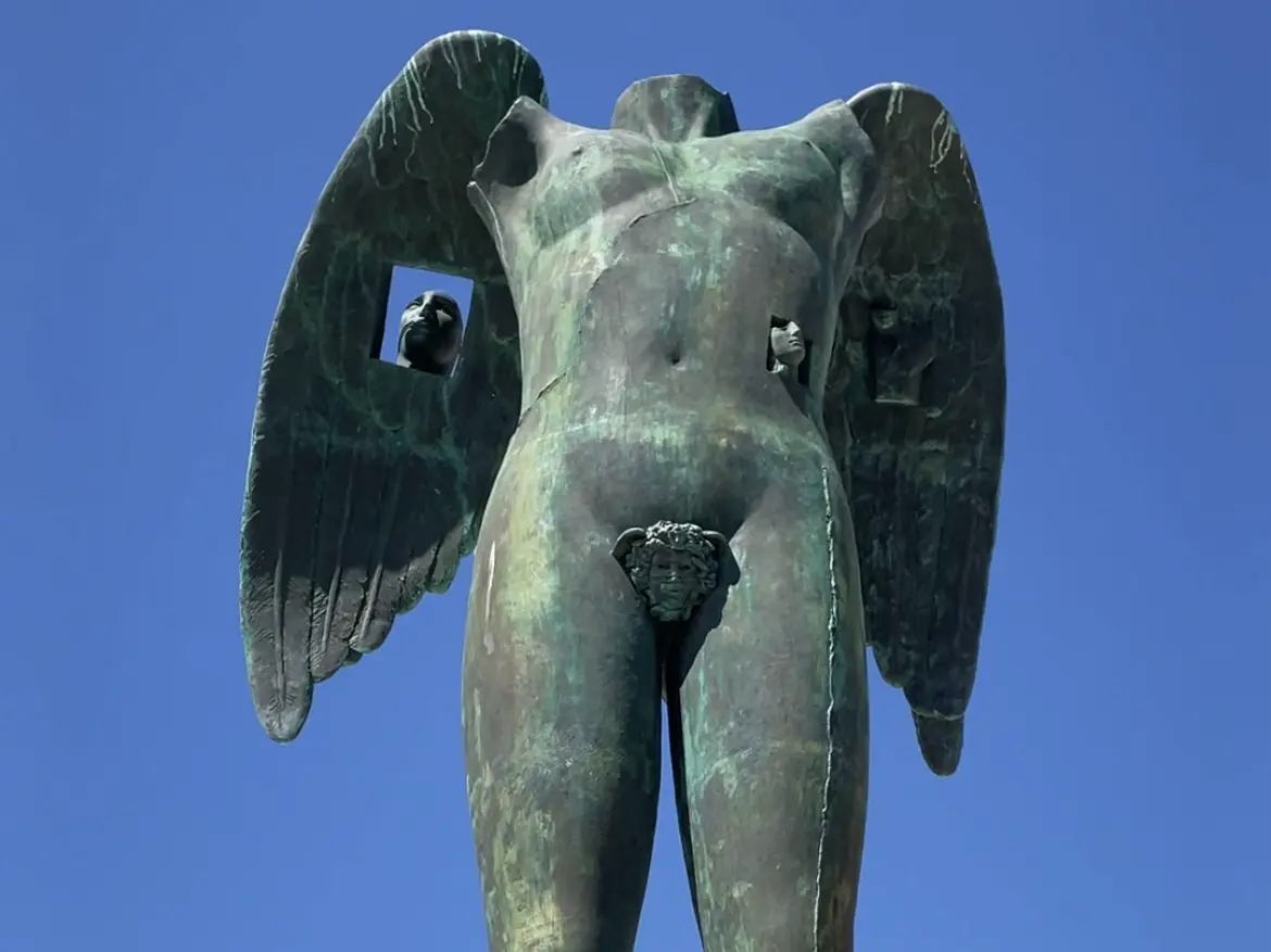 Mitoraj-Skulptur vor dem Castello Maniace