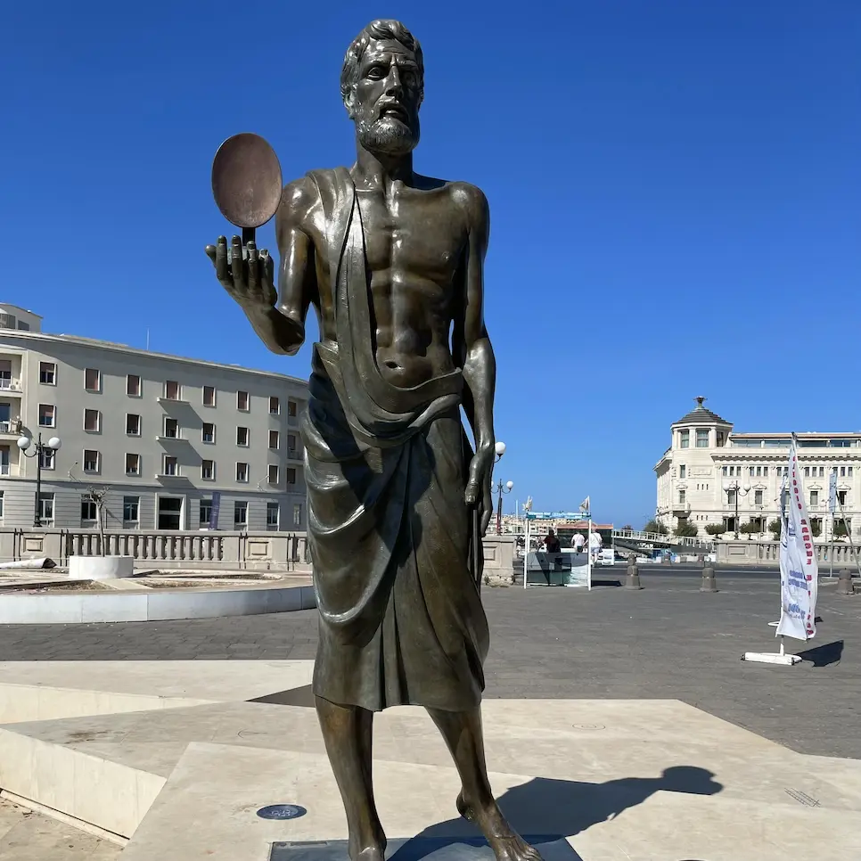 Archimedes Statue an der Ponte Umbertino