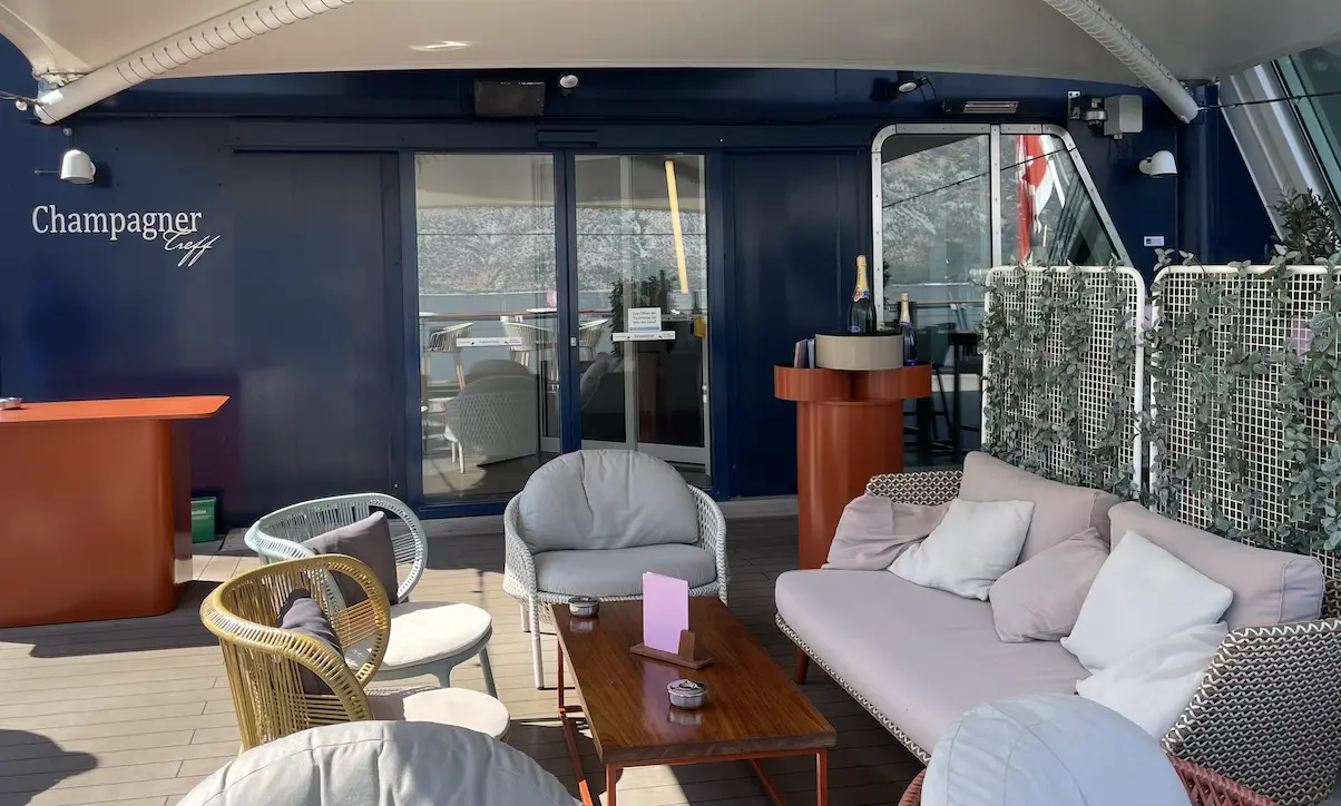 Außenbereich des Champagner Treffs auf der Mein Schiff 6