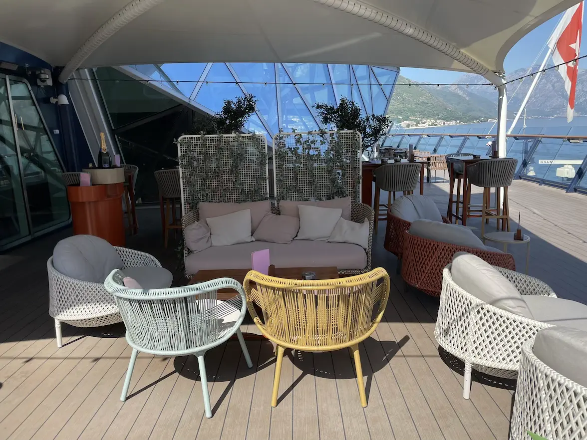 Moderne Sitzgelegenheiten im Champagner Treff auf der Mein Schiff 6