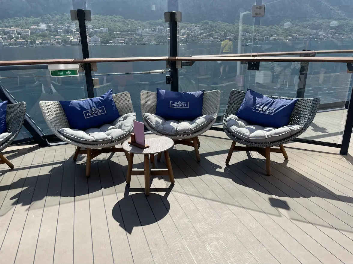 Stühle mit Tisch im Champagner Treff auf der Mein Schiff 6