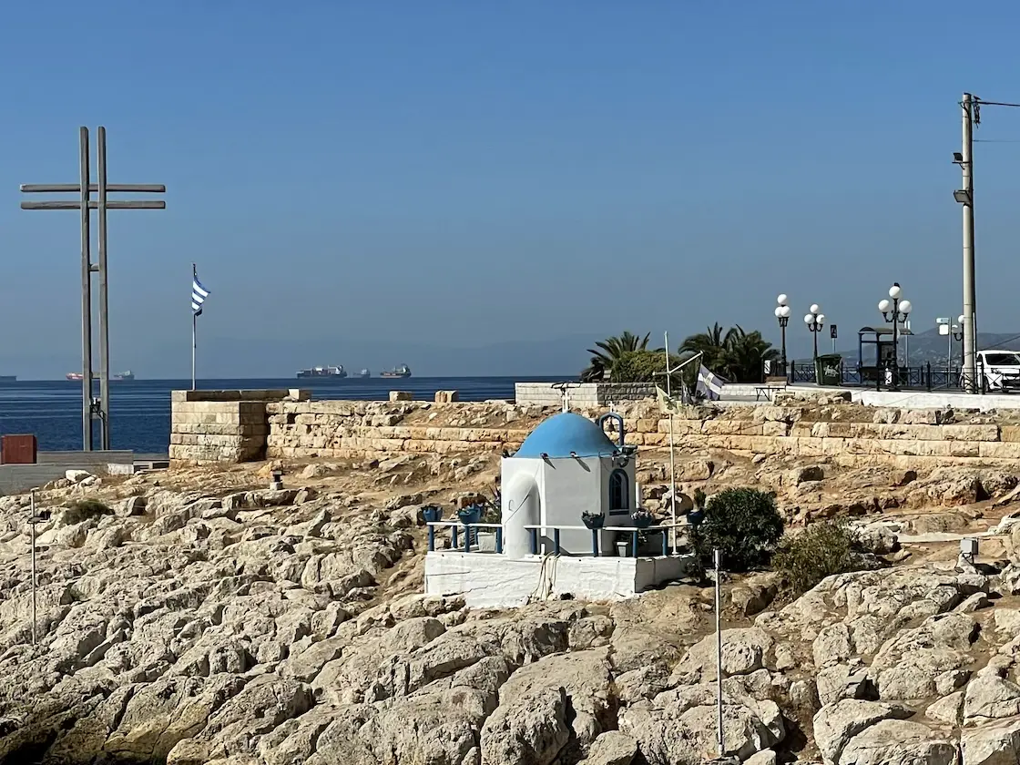 Die Kapelle des Heiligen Nikolaus und das Kreuz von Peiraiki in Piräus