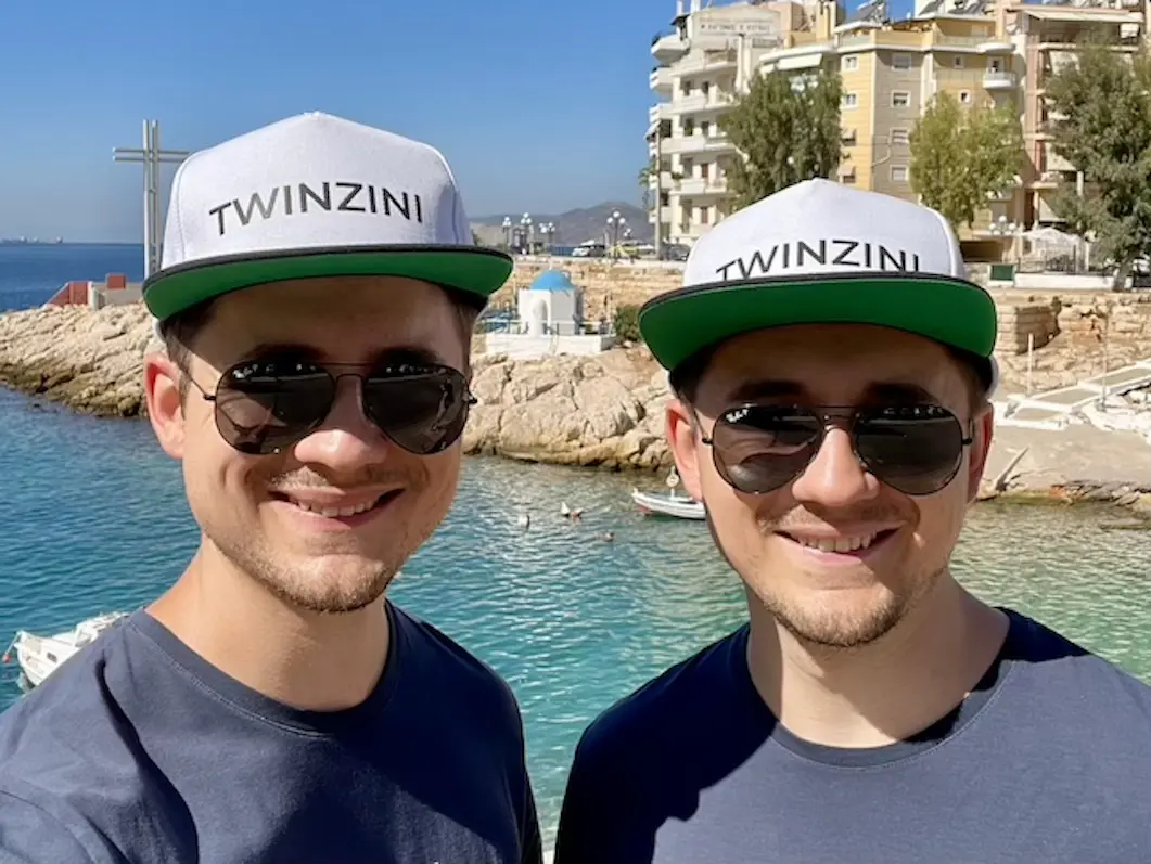 Tinz Twins vor der Kapelle des Heiligen Nikolaus in Piräus