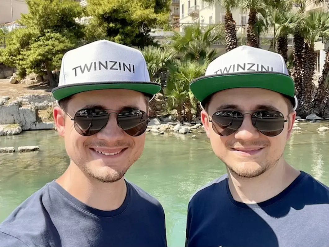 Tinz Twins am Yachthafen Zea Marina in Piräus