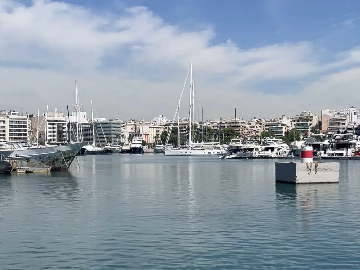 Blick auf den Yachthafen Zea Marina in Piräus mit vielen Booten