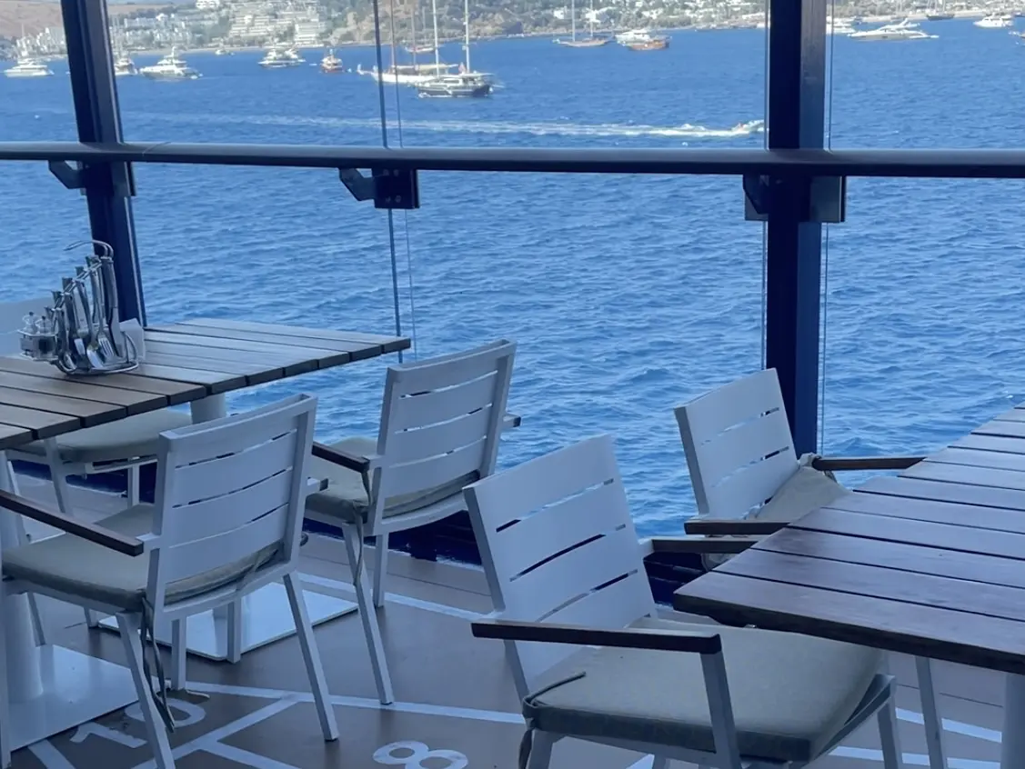 Außenbereich des Tag & Nacht Bistros auf der Mein Schiff 5