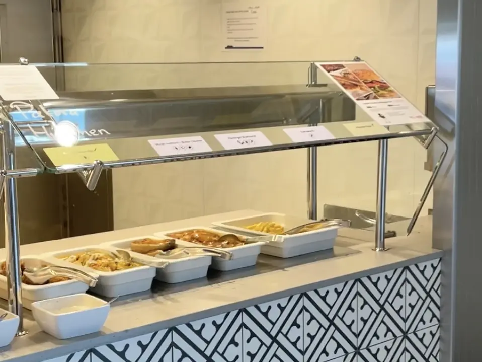 Buffet-Auswahl im Tag & Nacht Bistro auf der Mein Schiff 5
