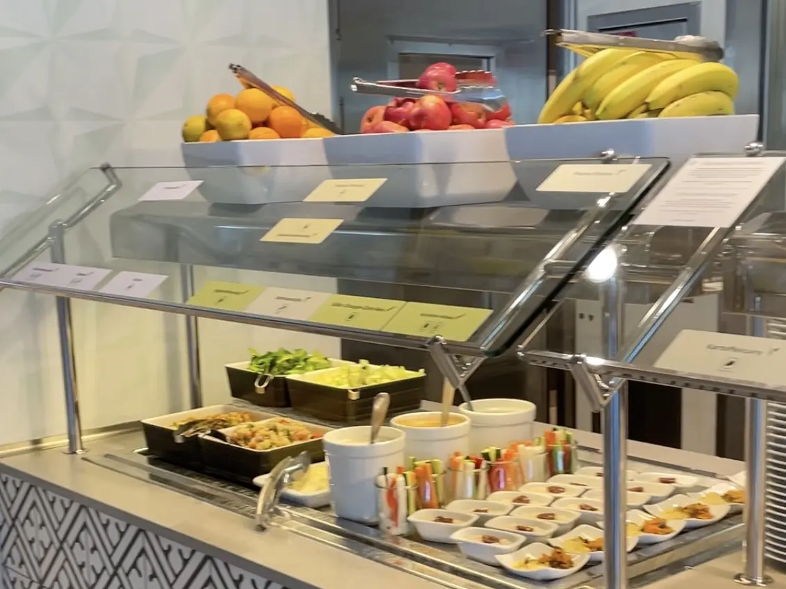 Obst und Salat am Buffet im Tag & Nacht Bistro auf der Mein Schiff 5