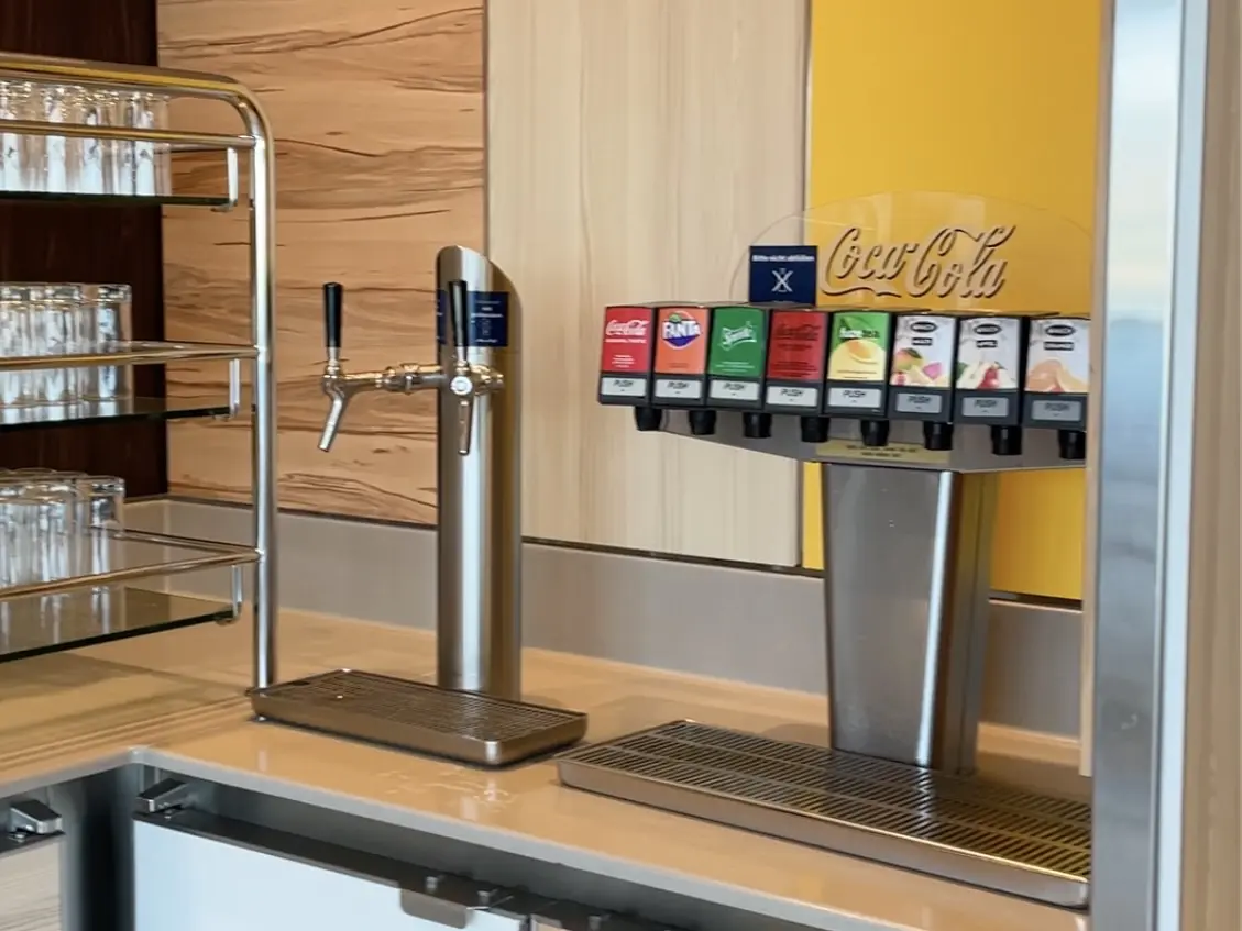 Getränkeautomat im Tag & Nacht Bistro auf der Mein Schiff 5