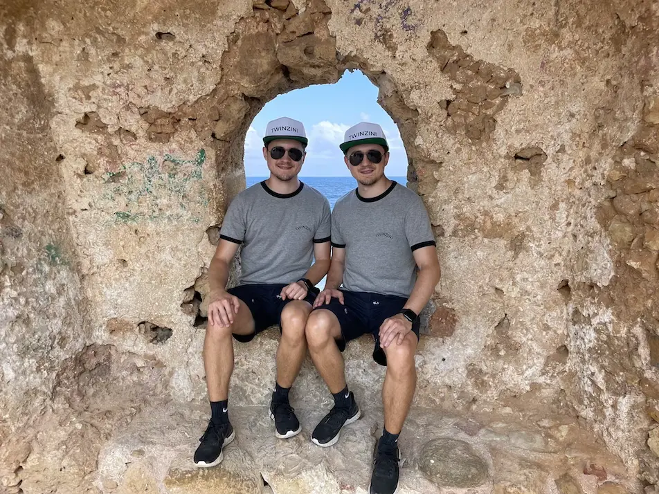 Tinz Twins vor der Festung Agios Nikolaos Redan in Chania