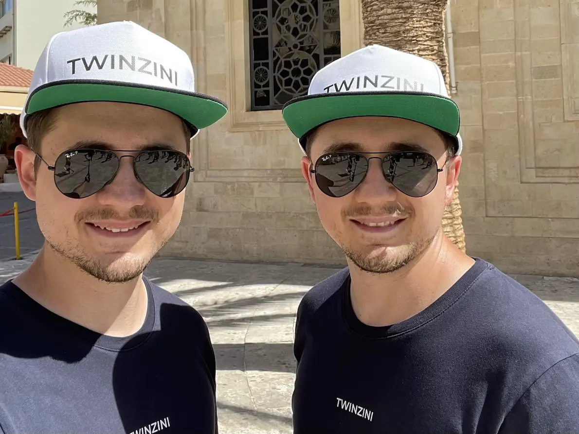 Tinz Twins vor der St.-Titos-Kathedrale in Heraklion