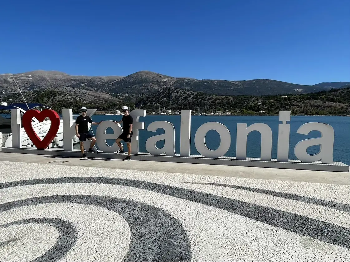 Tinz Twins vor dem Schriftzug I Love Kefalonia