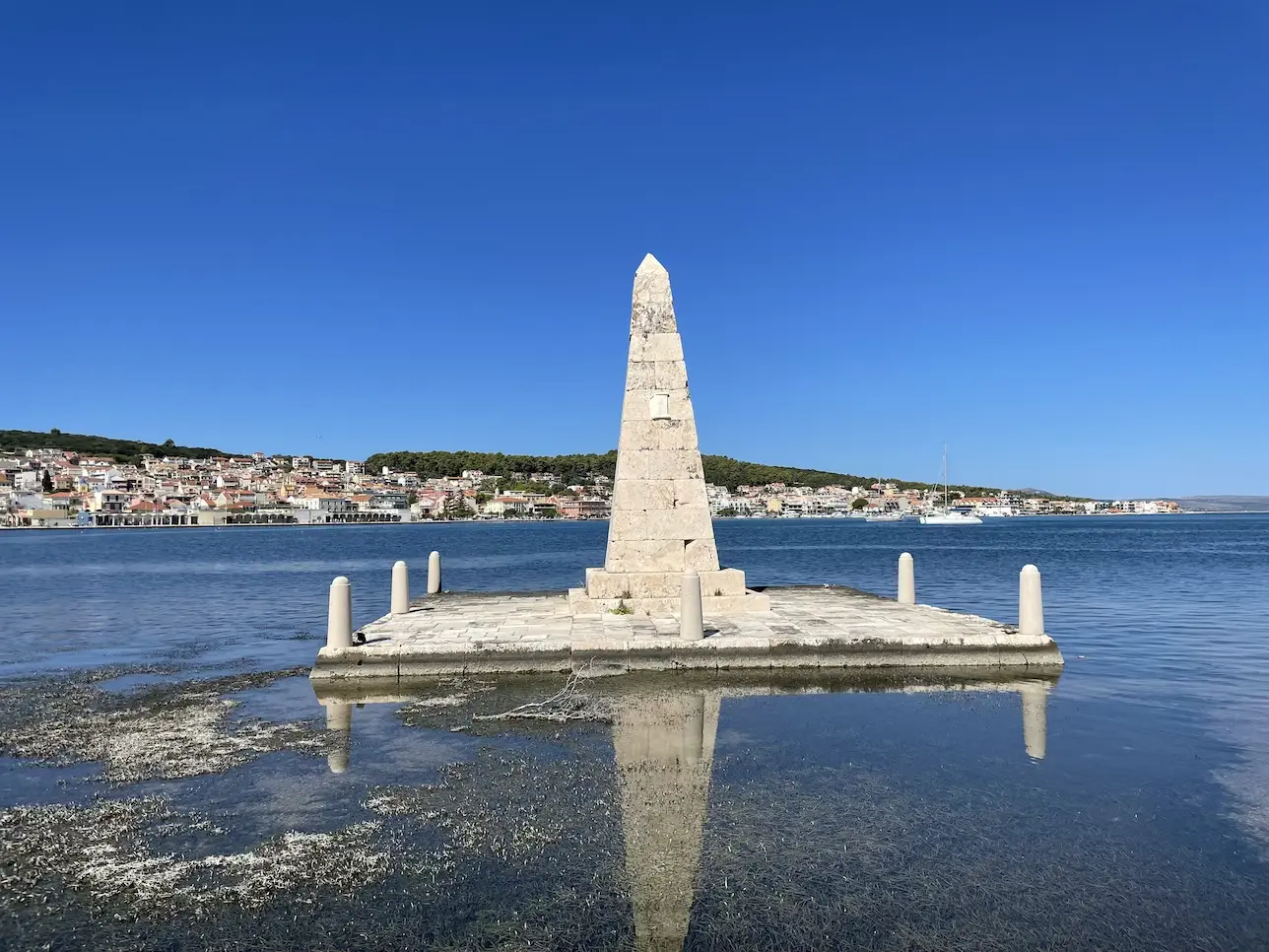Obelisk an der De-Bosset-Brücke