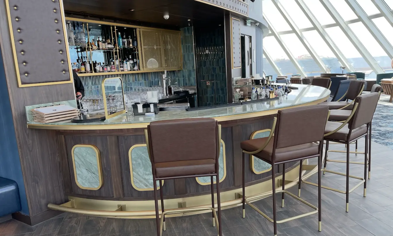 Eingangsbereich der Captain's Bar auf der Mein Schiff Relax