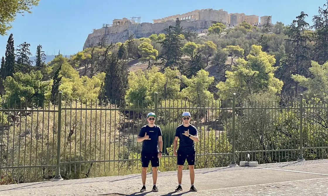 Tinz Twins vor der Akropolis in Athen
