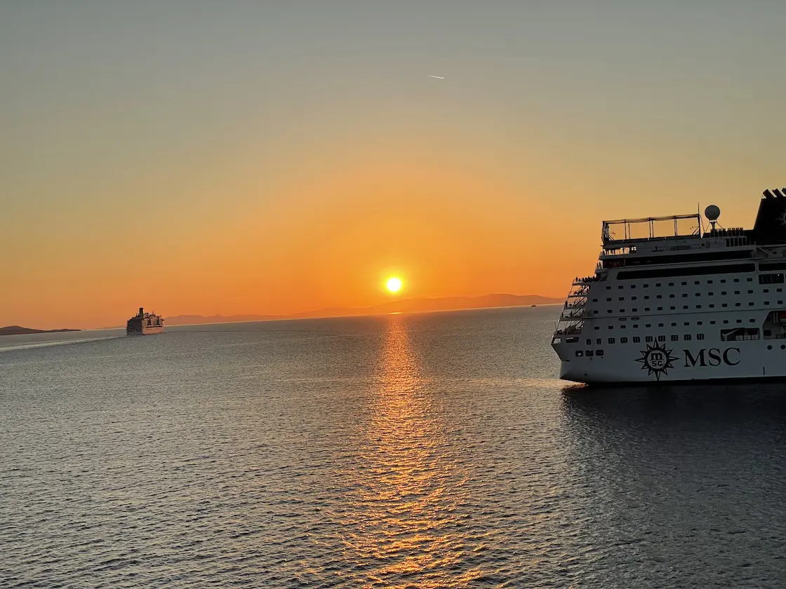 Sonnenuntergang beim Auslaufen vor Mykonos