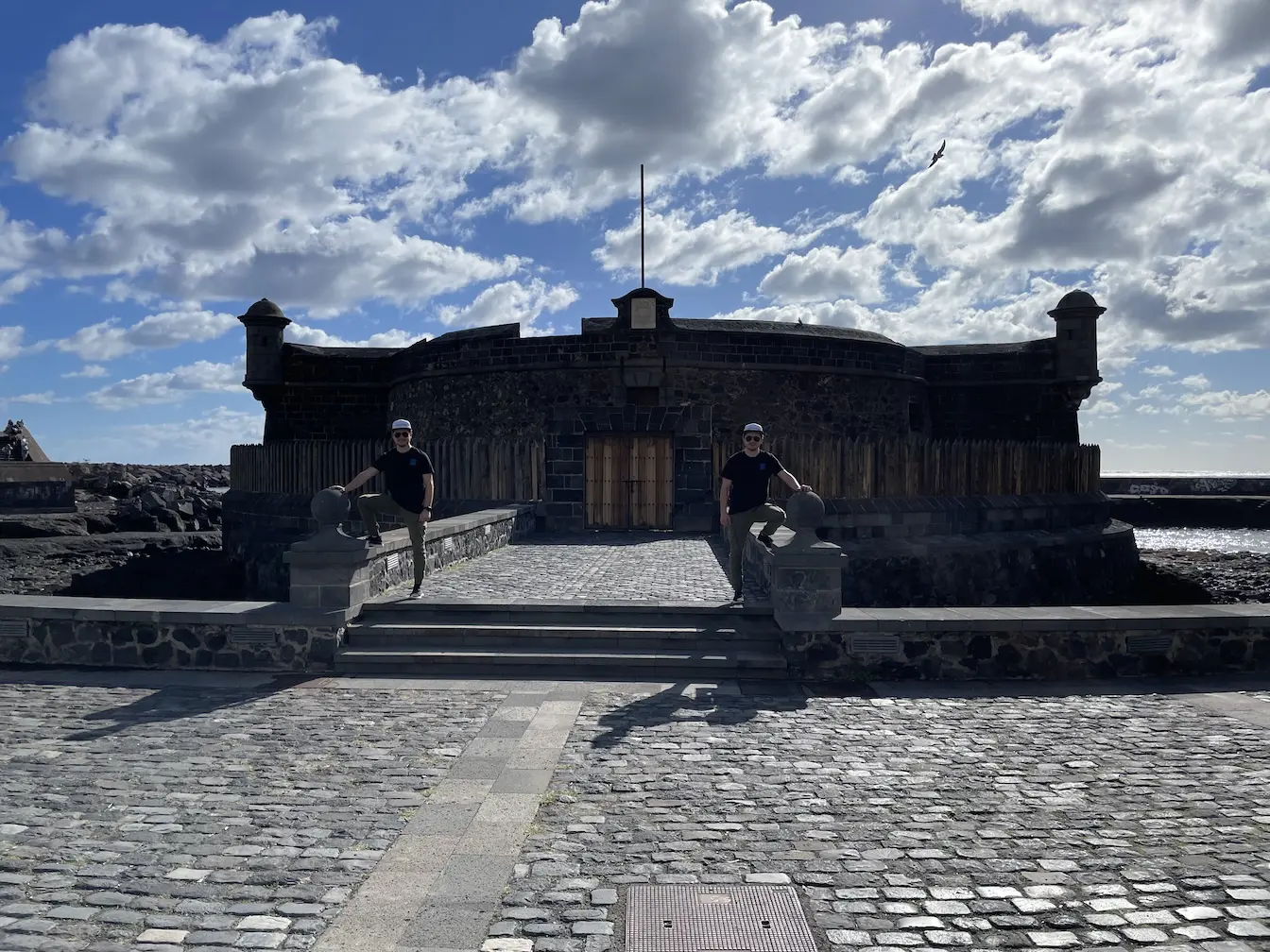 Tinz Twins vor dem Castillo de San Juan