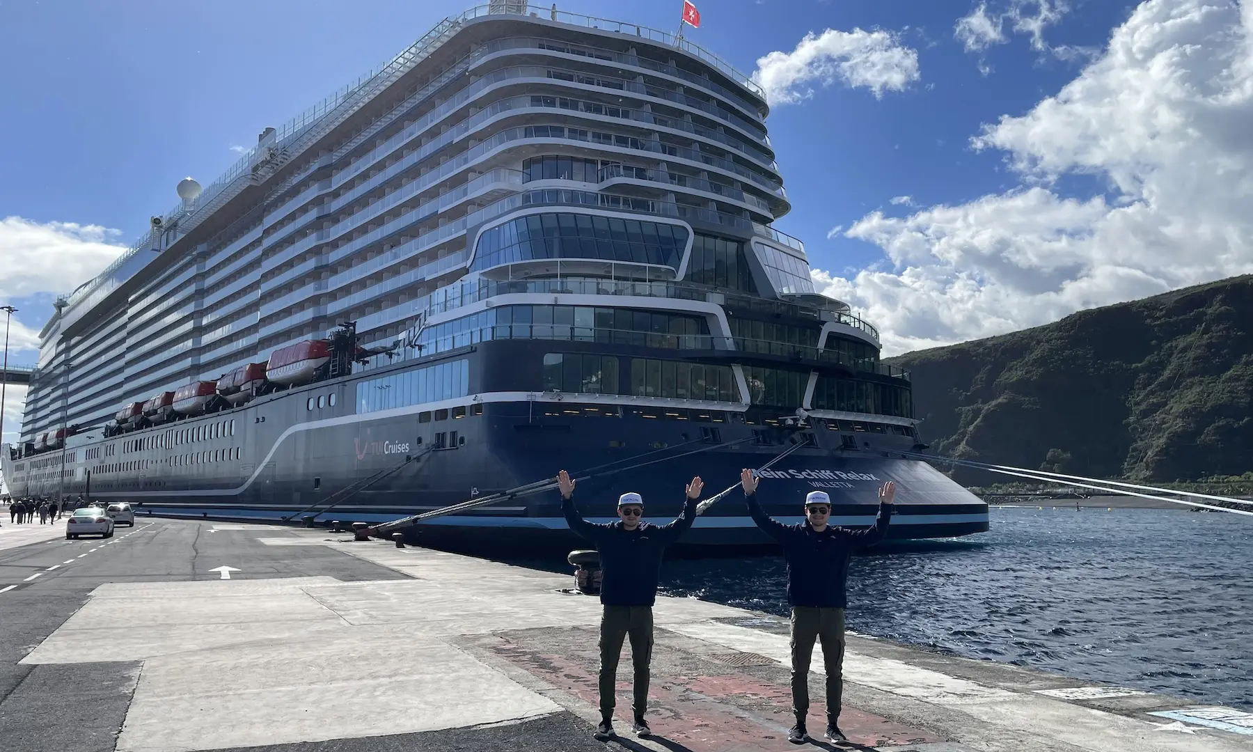 Tinz Twins vor der Mein Schiff Relax in Santa Cruz (La Palma)