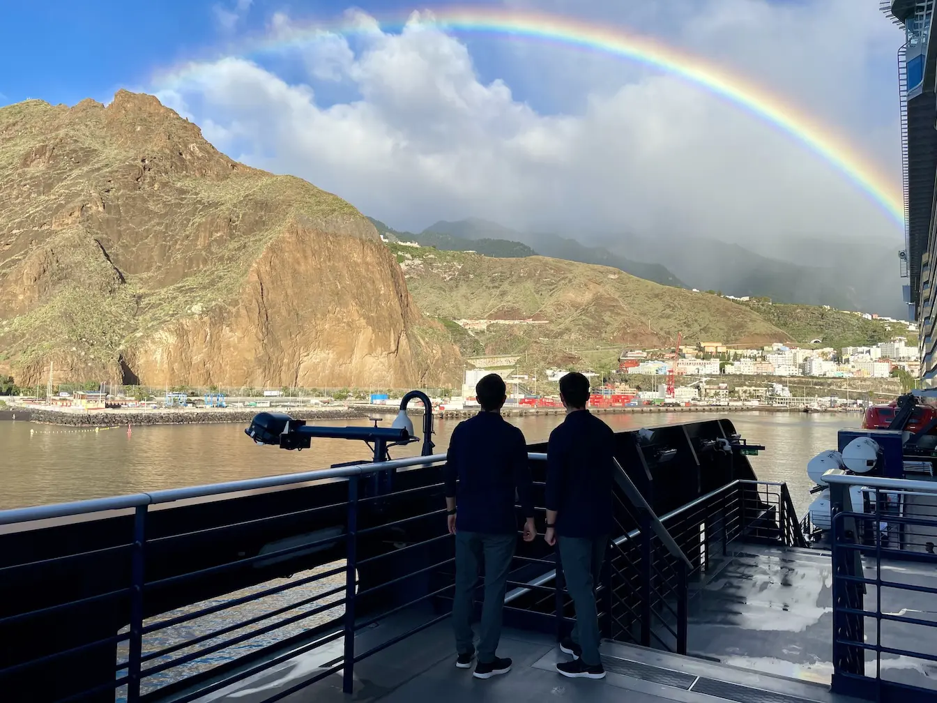Tinz Twins mit einem Regenbogen in Santa Cruz (La Palma)