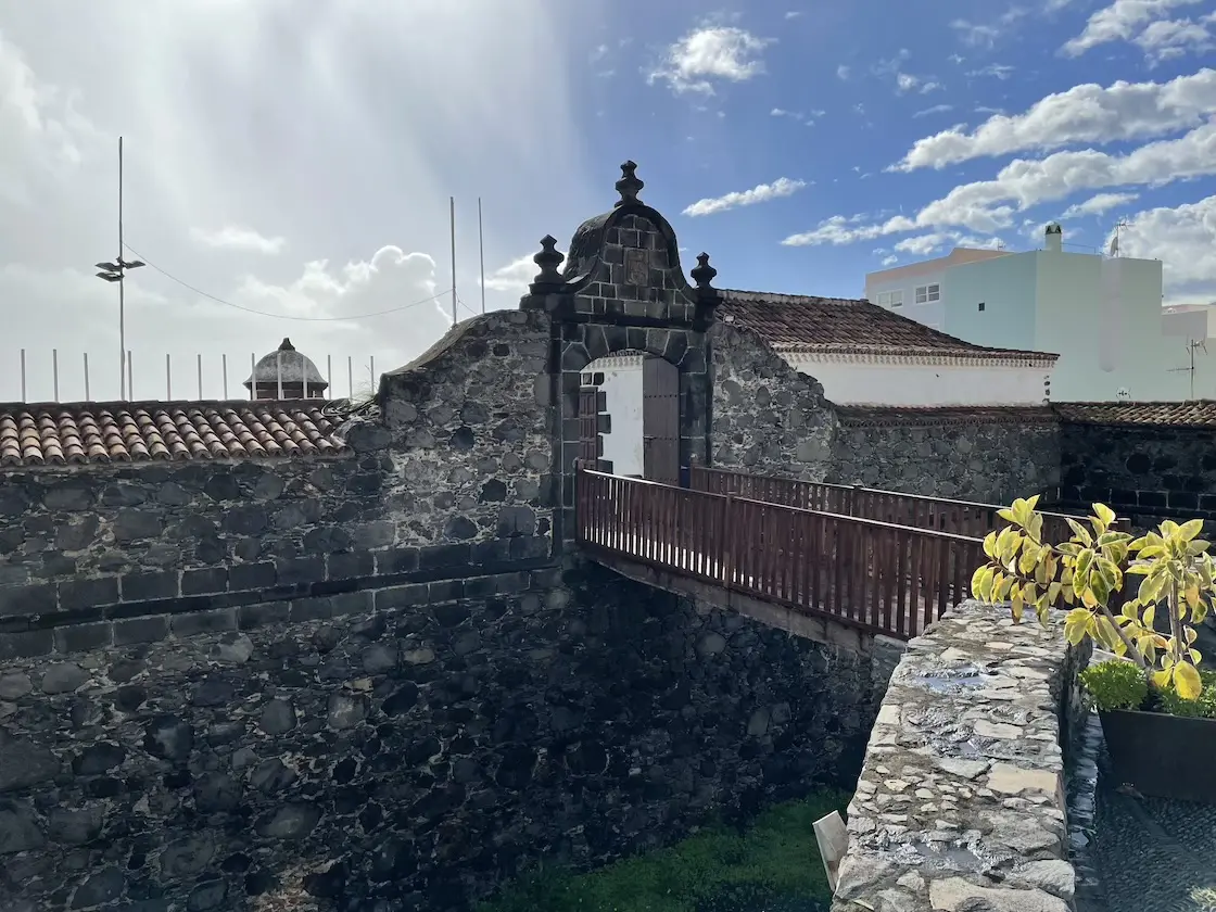 Blick auf die historische Festungsanlage Real Castillo de Santa Catalina