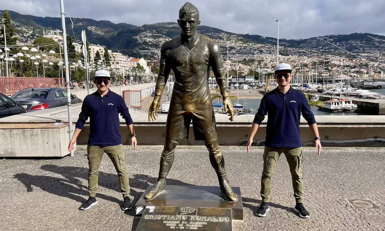 Tinz Twins vor der Cristiano Ronaldo Statue in Funchal auf Madeira