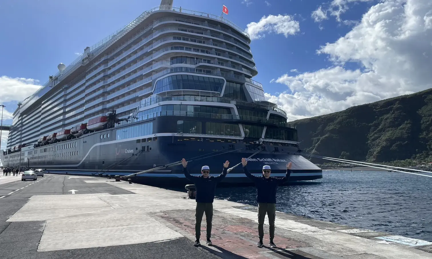 Tinz Twins vor der Mein Schiff Relax in Santa Cruz (La Palma)