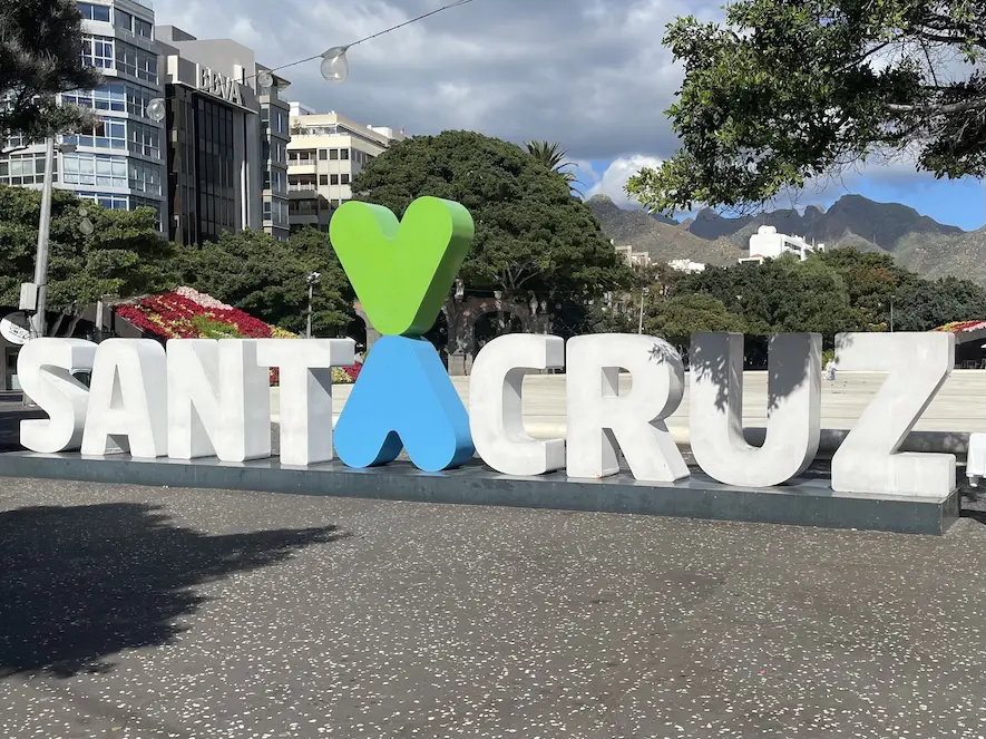 Santa Cruz Schriftzug an der Plaza de España