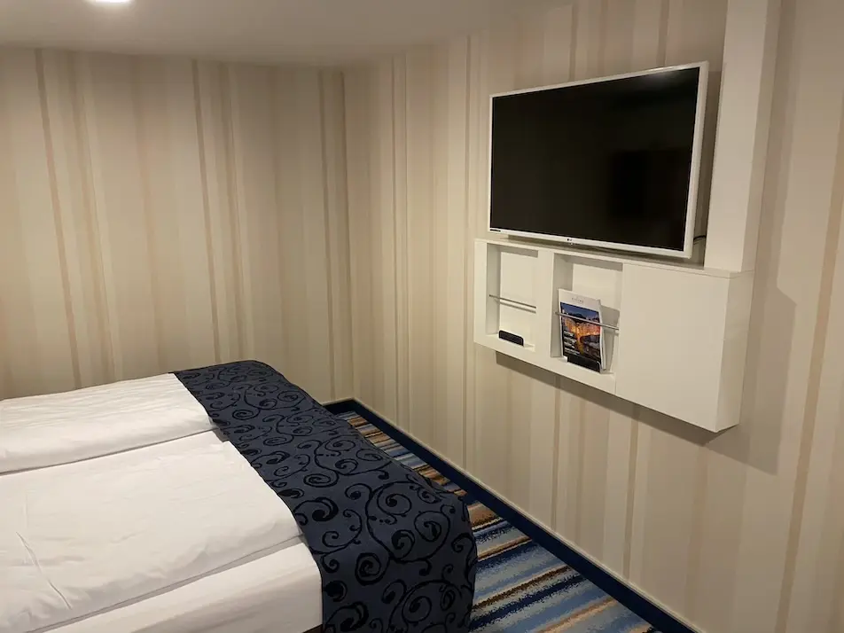 Flachbildschirm in der Innenkabine auf der Mein Schiff 5