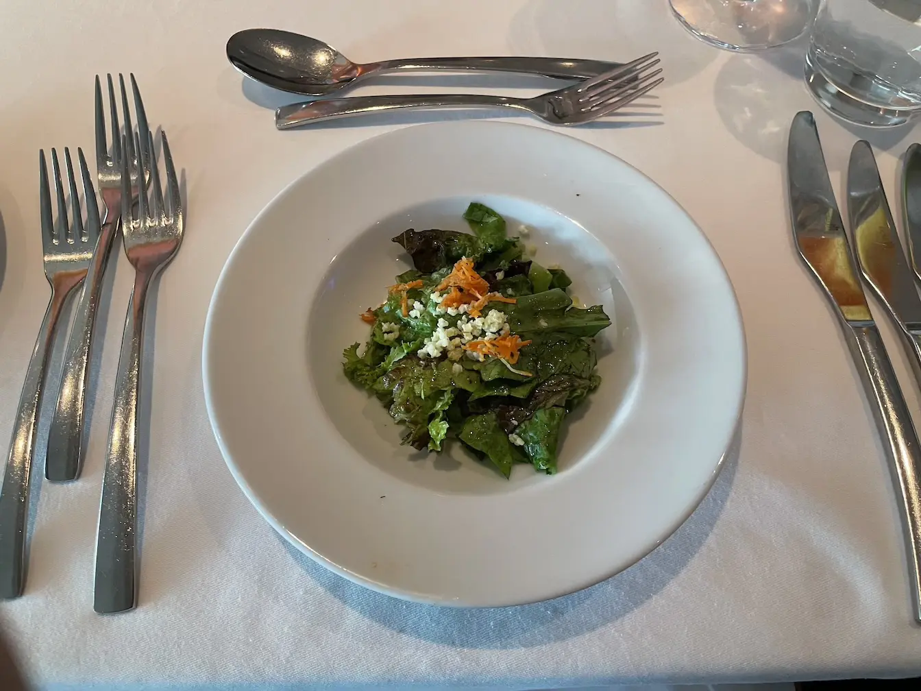 Bunter Blattsalat in Kräuterdressing mit Bio-Hirse