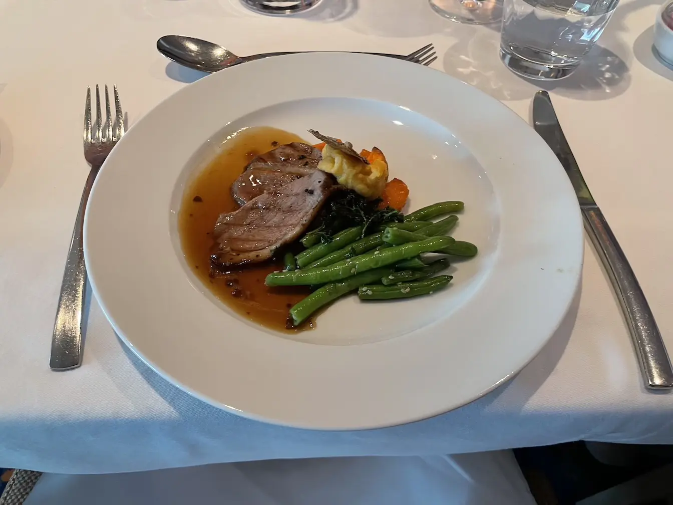 Rosa gebratene Entenbrustscheiben an Teriyakisauce mit grünen Bohnen und Süßkartoffeln