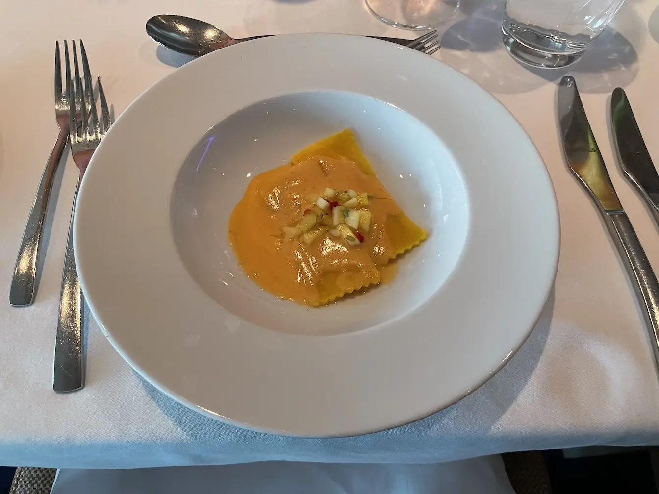Hummerravioli mit Lobster-Bisque und Mangosalat