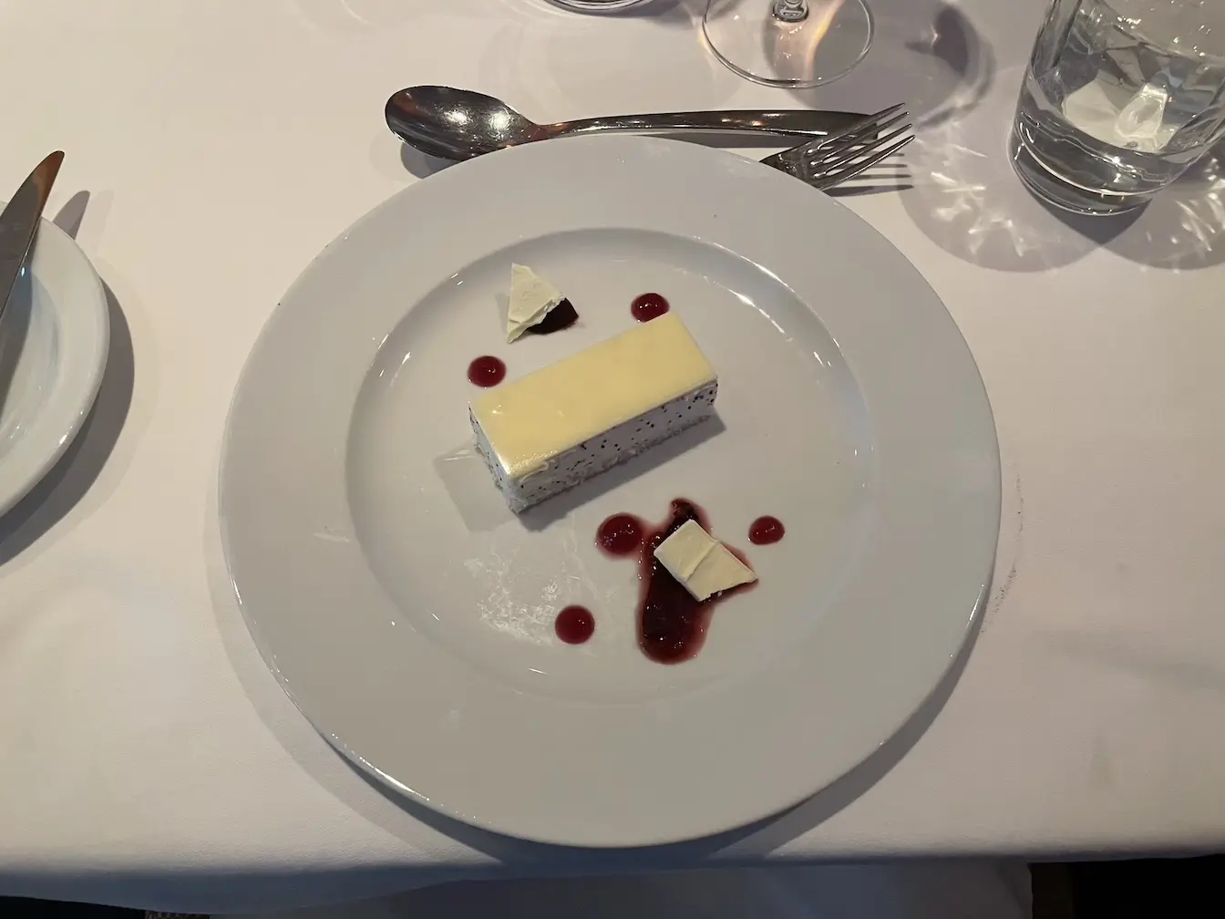 Weißes Schokoladen-Mohn-Mousse mit Portwein und Pflaumenchutney